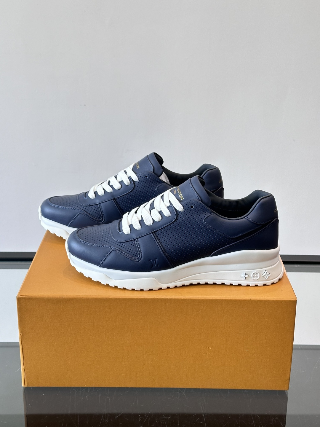 🖤LV Run Away男士运动鞋，头层牛皮+Monogram压纹，质感细腻又耐用。鞋底发泡+橡胶，轻盈