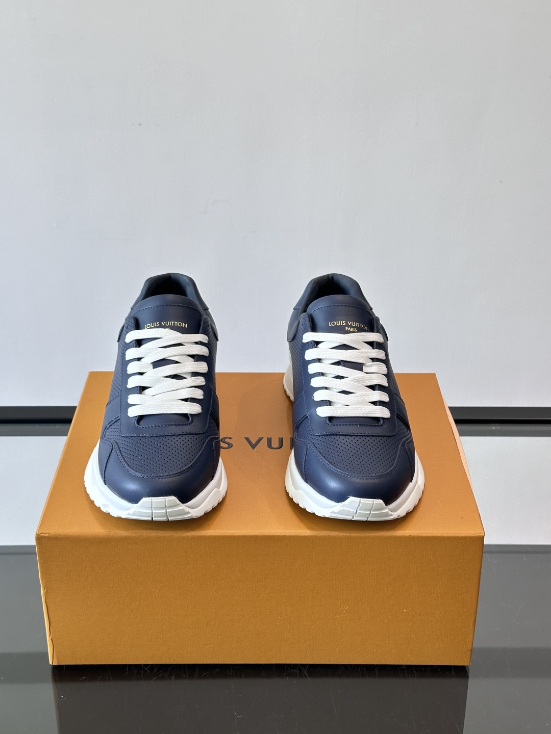 🖤LV Run Away男士运动鞋，头层牛皮+Monogram压纹，质感细腻又耐用。鞋底发泡+橡胶，轻盈