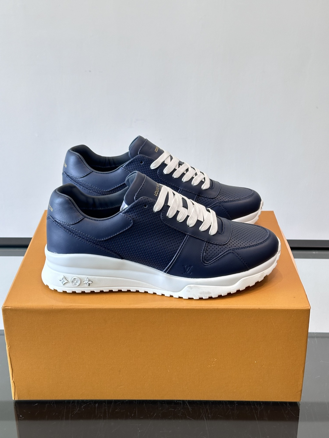 🖤LV Run Away男士运动鞋，头层牛皮+Monogram压纹，质感细腻又耐用。鞋底发泡+橡胶，轻盈