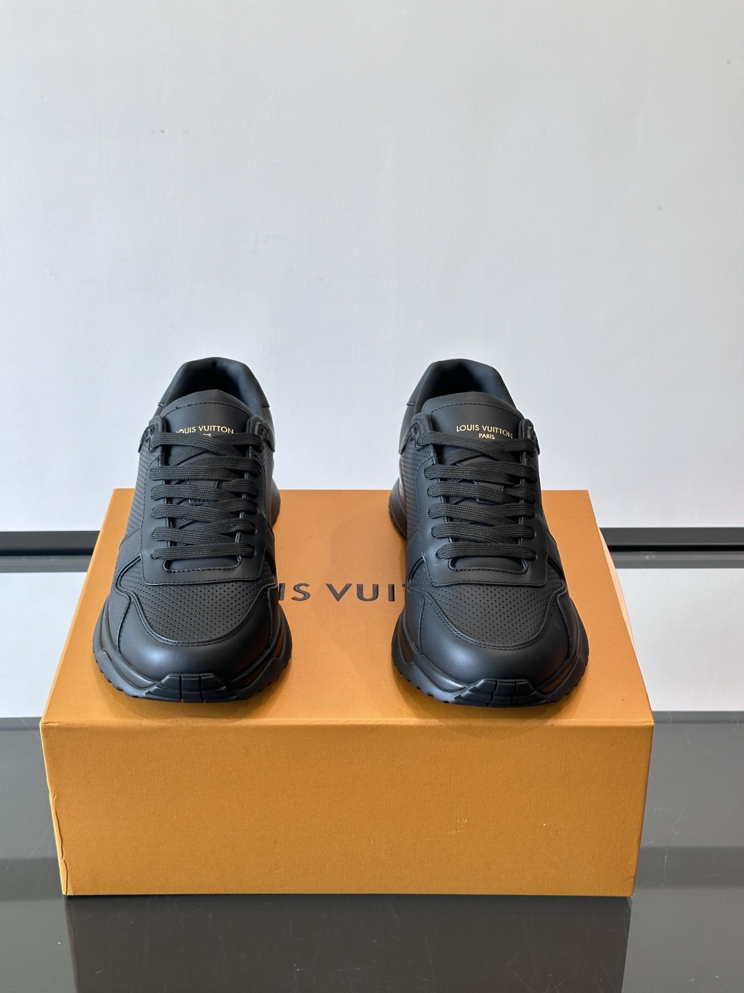 🖤LV Run Away男士运动鞋，头层牛皮+Monogram压纹，质感细腻又耐用。鞋底发泡+橡胶，轻盈