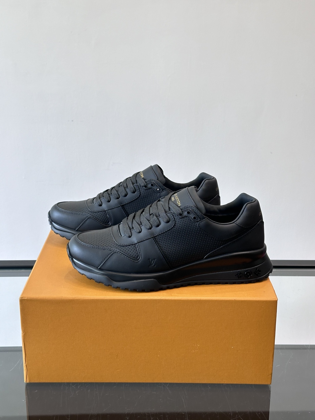 🖤LV Run Away男士运动鞋，头层牛皮+Monogram压纹，质感细腻又耐用。鞋底发泡+橡胶，轻盈