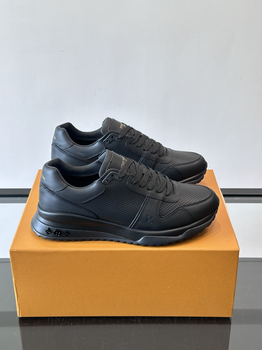 🖤LV Run Away男士运动鞋，头层牛皮+Monogram压纹，质感细腻又耐用。鞋底发泡+橡胶，轻盈