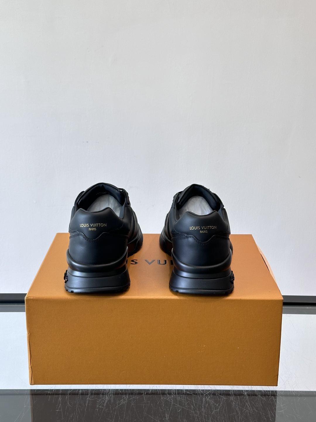 🖤LV Run Away男士运动鞋，头层牛皮+Monogram压纹，质感细腻又耐用。鞋底发泡+橡胶，轻盈