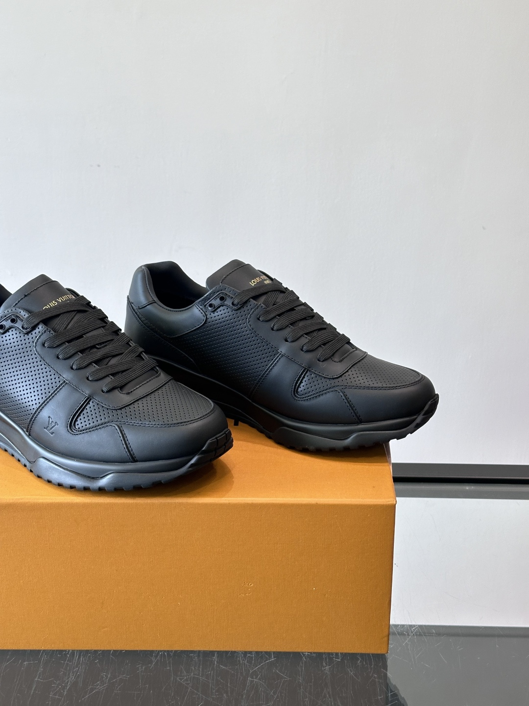🖤LV Run Away男士运动鞋，头层牛皮+Monogram压纹，质感细腻又耐用。鞋底发泡+橡胶，轻盈