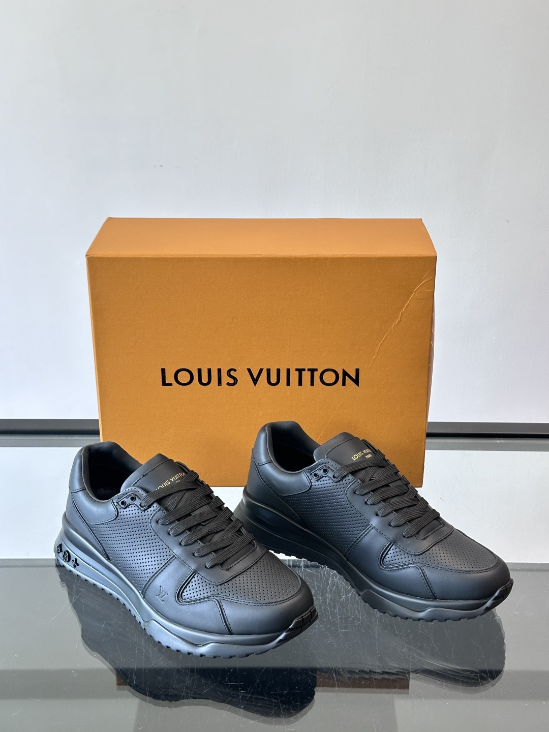 🖤LV Run Away男士运动鞋，头层牛皮+Monogram压纹，质感细腻又耐用。鞋底发泡+橡胶，轻盈