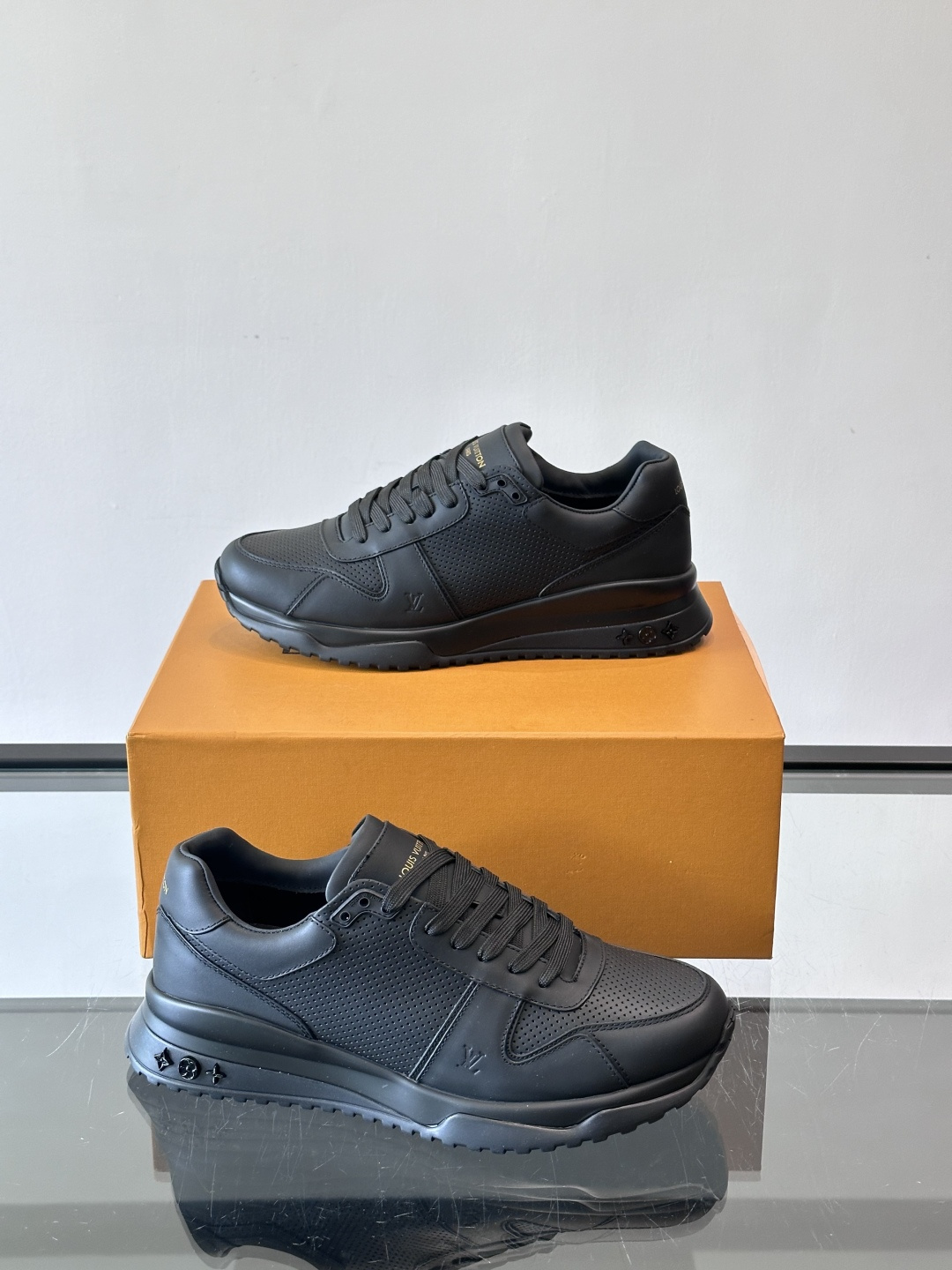 🖤LV Run Away男士运动鞋，头层牛皮+Monogram压纹，质感细腻又耐用。鞋底发泡+橡胶，轻盈