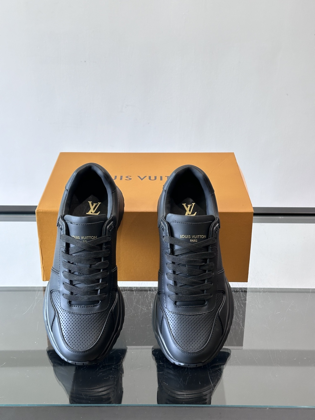 🖤LV Run Away男士运动鞋，头层牛皮+Monogram压纹，质感细腻又耐用。鞋底发泡+橡胶，轻盈