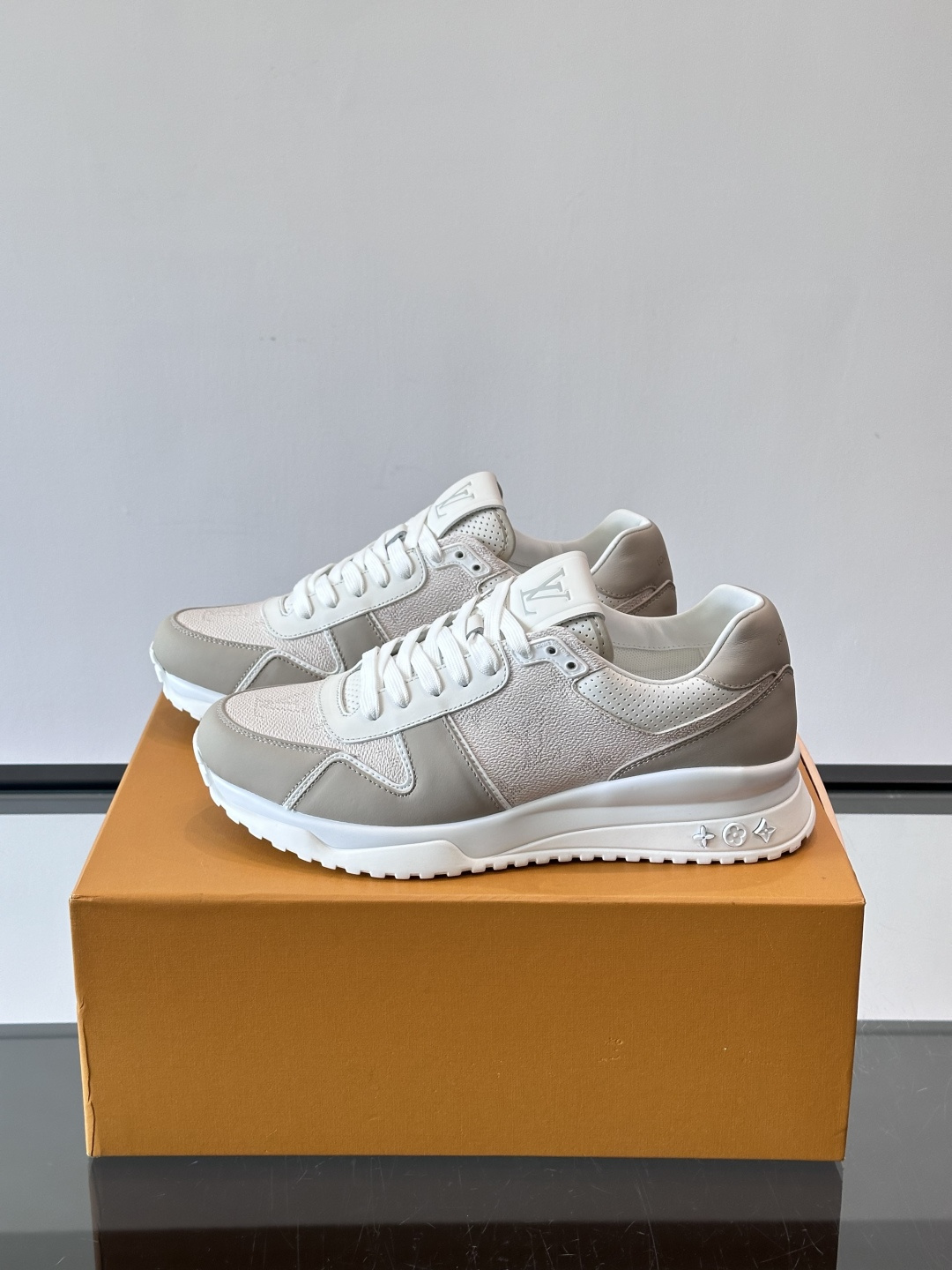 🖤LV Run Away男士运动鞋，头层牛皮+Monogram压纹，质感细腻又耐用。鞋底发泡+橡胶，轻盈