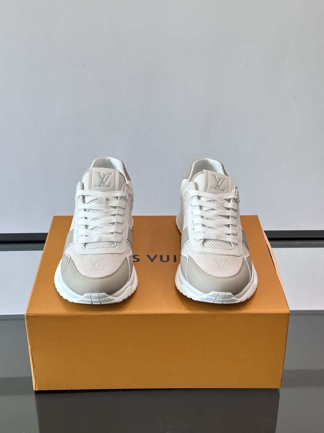 🖤LV Run Away男士运动鞋，头层牛皮+Monogram压纹，质感细腻又耐用。鞋底发泡+橡胶，轻盈