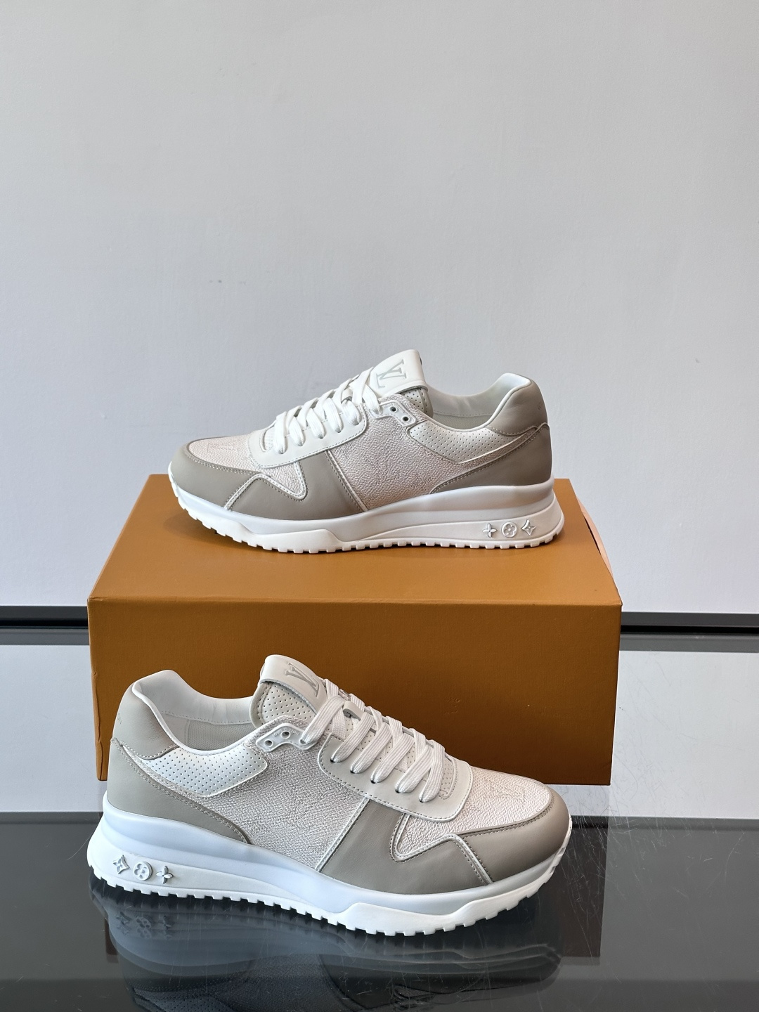 🖤LV Run Away男士运动鞋，头层牛皮+Monogram压纹，质感细腻又耐用。鞋底发泡+橡胶，轻盈