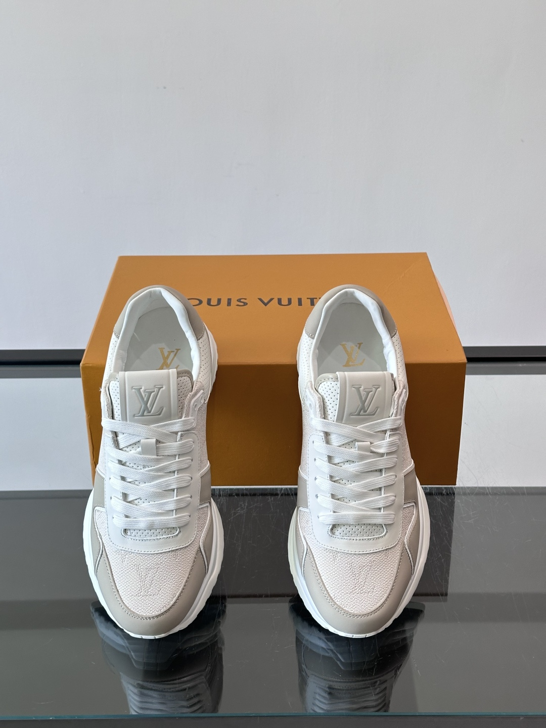 🖤LV Run Away男士运动鞋，头层牛皮+Monogram压纹，质感细腻又耐用。鞋底发泡+橡胶，轻盈