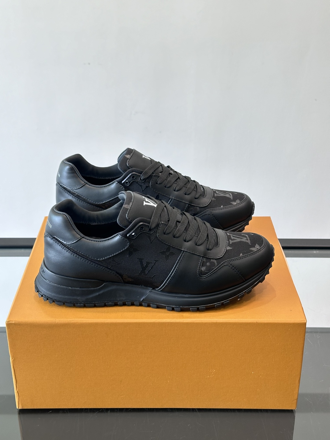 🖤LV Run Away男士运动鞋，头层牛皮+Monogram压纹，质感细腻又耐用。鞋底发泡+橡胶，轻盈