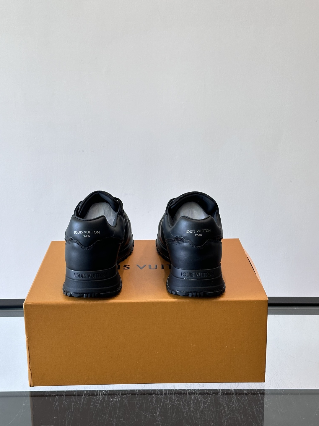 🖤LV Run Away男士运动鞋，头层牛皮+Monogram压纹，质感细腻又耐用。鞋底发泡+橡胶，轻盈