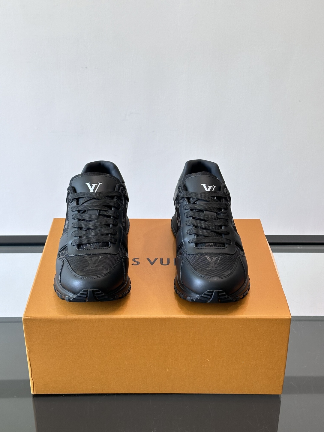 🖤LV Run Away男士运动鞋，头层牛皮+Monogram压纹，质感细腻又耐用。鞋底发泡+橡胶，轻盈