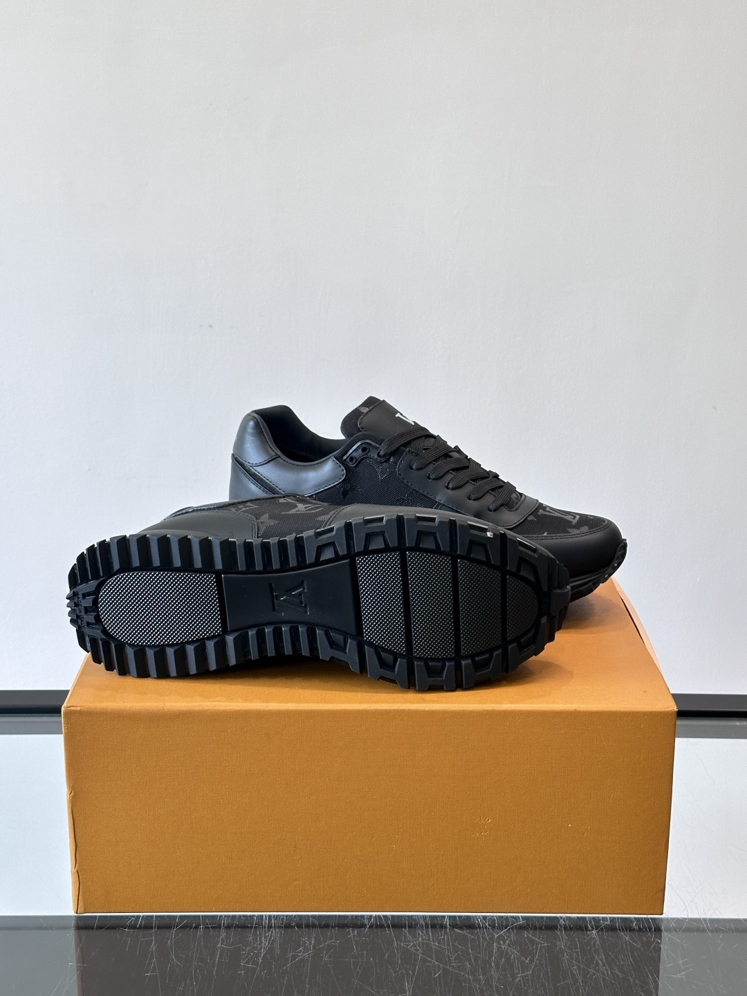 🖤LV Run Away男士运动鞋，头层牛皮+Monogram压纹，质感细腻又耐用。鞋底发泡+橡胶，轻盈