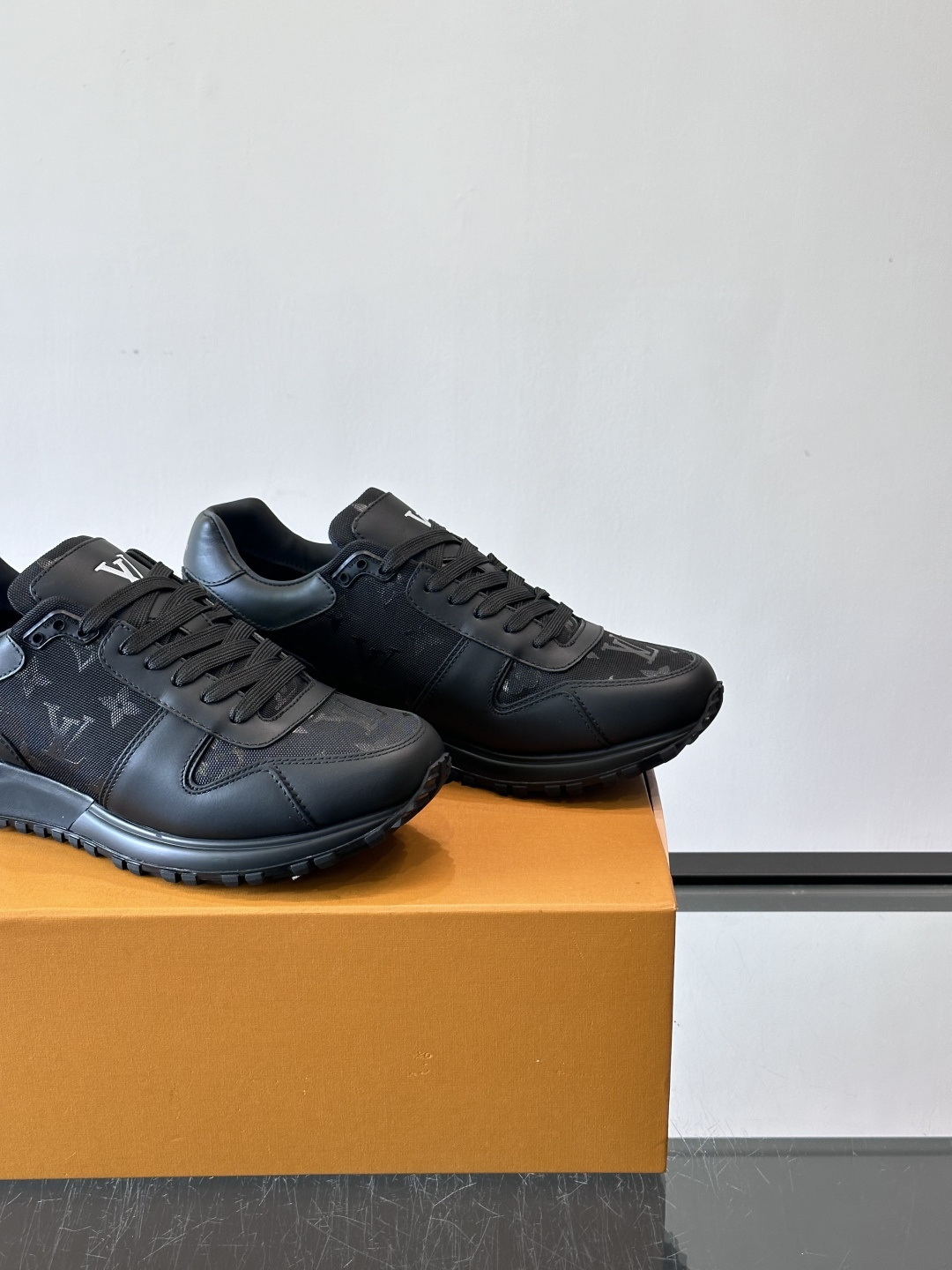 🖤LV Run Away男士运动鞋，头层牛皮+Monogram压纹，质感细腻又耐用。鞋底发泡+橡胶，轻盈