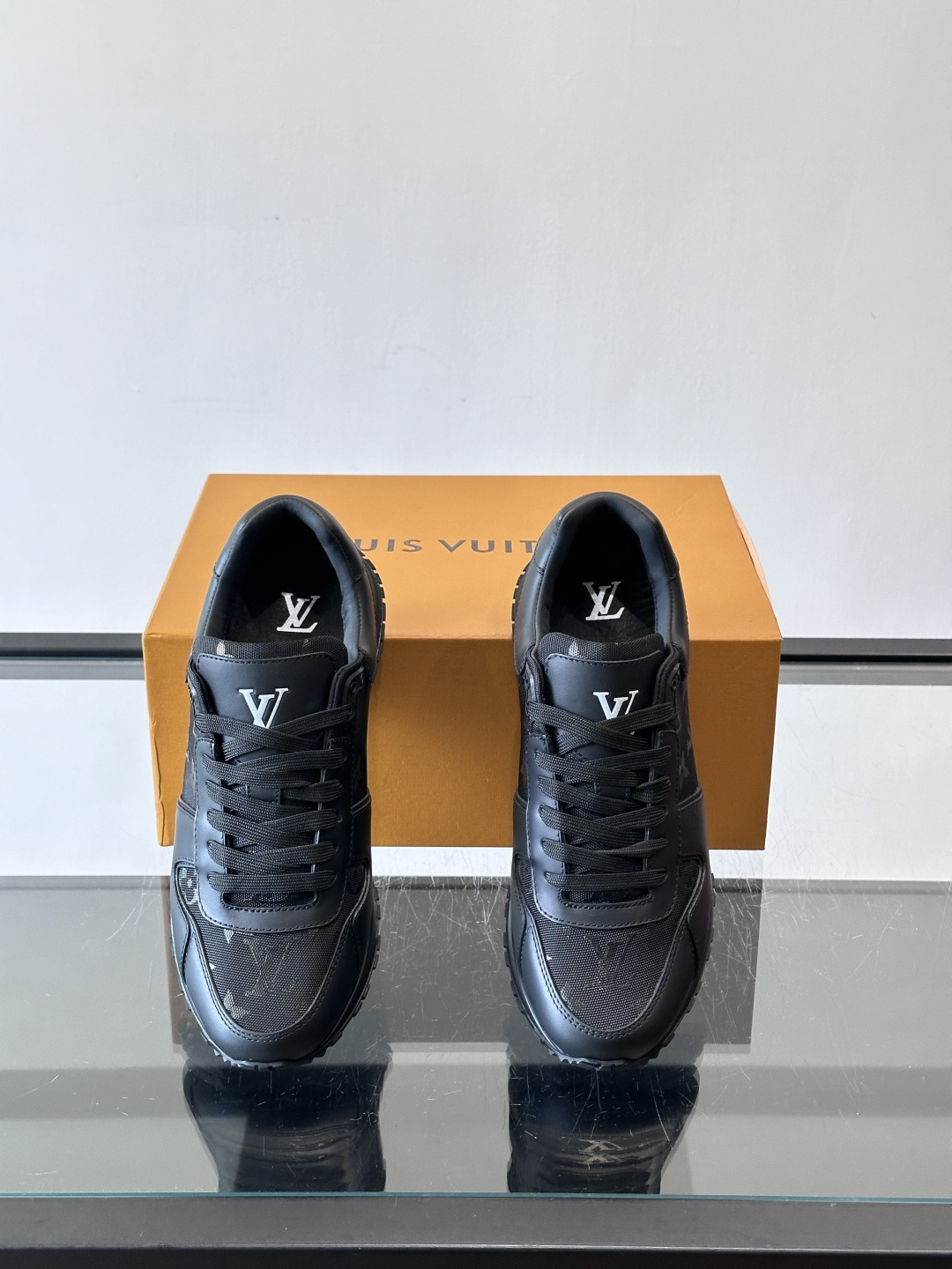 🖤LV Run Away男士运动鞋，头层牛皮+Monogram压纹，质感细腻又耐用。鞋底发泡+橡胶，轻盈