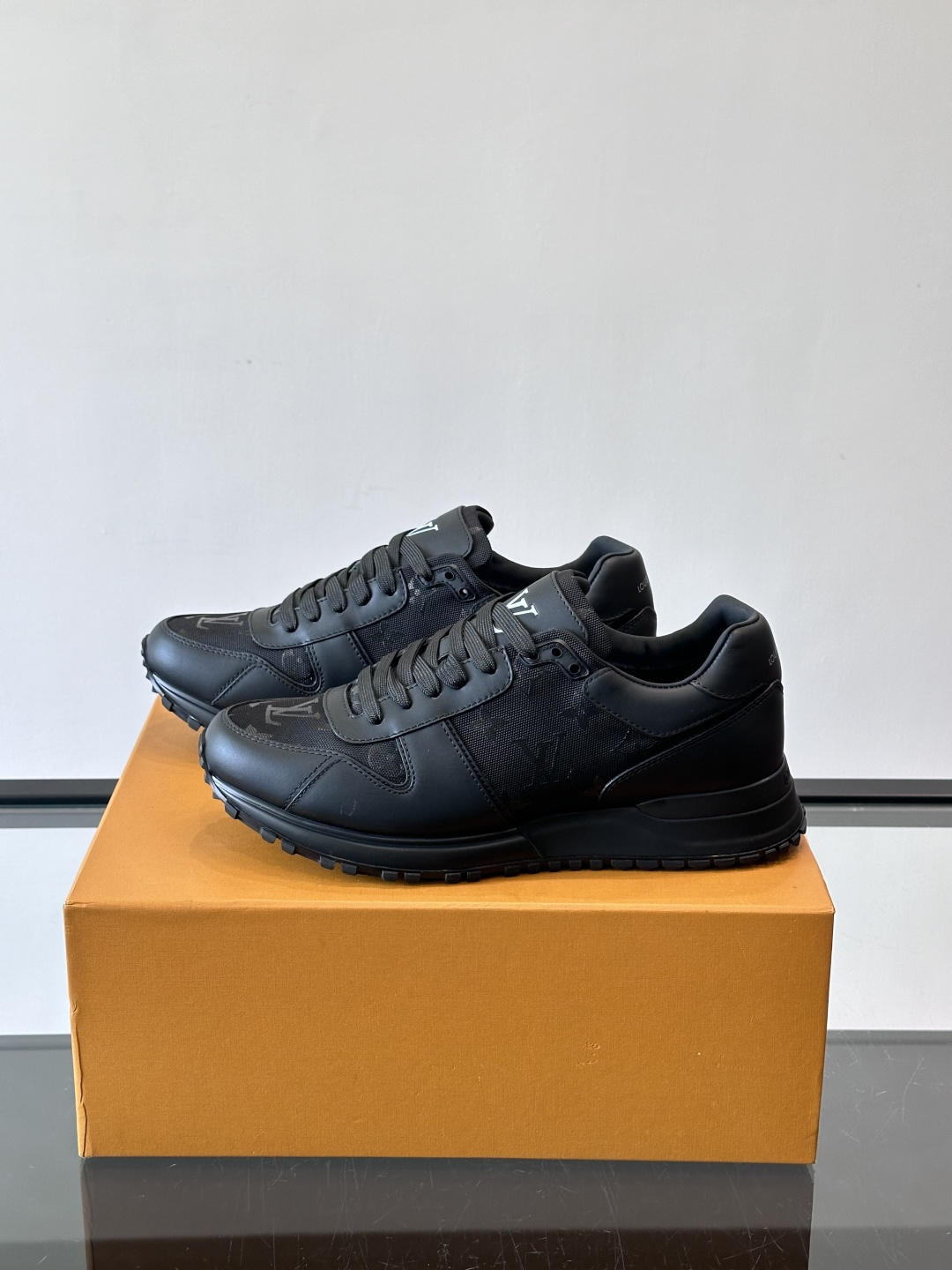 🖤LV Run Away男士运动鞋，头层牛皮+Monogram压纹，质感细腻又耐用。鞋底发泡+橡胶，轻盈