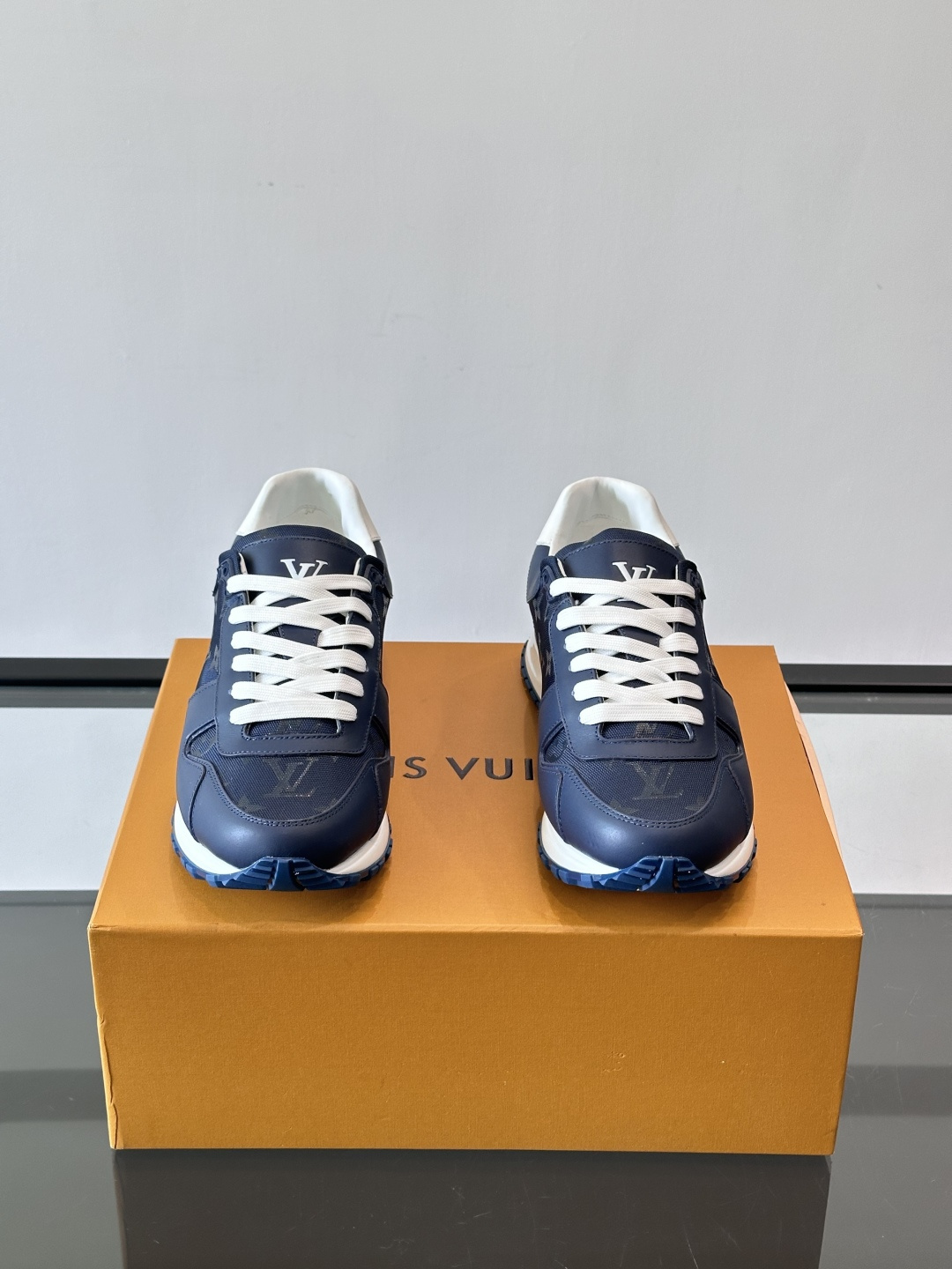 🖤LV Run Away男士运动鞋，头层牛皮+Monogram压纹，质感细腻又耐用。鞋底发泡+橡胶，轻盈