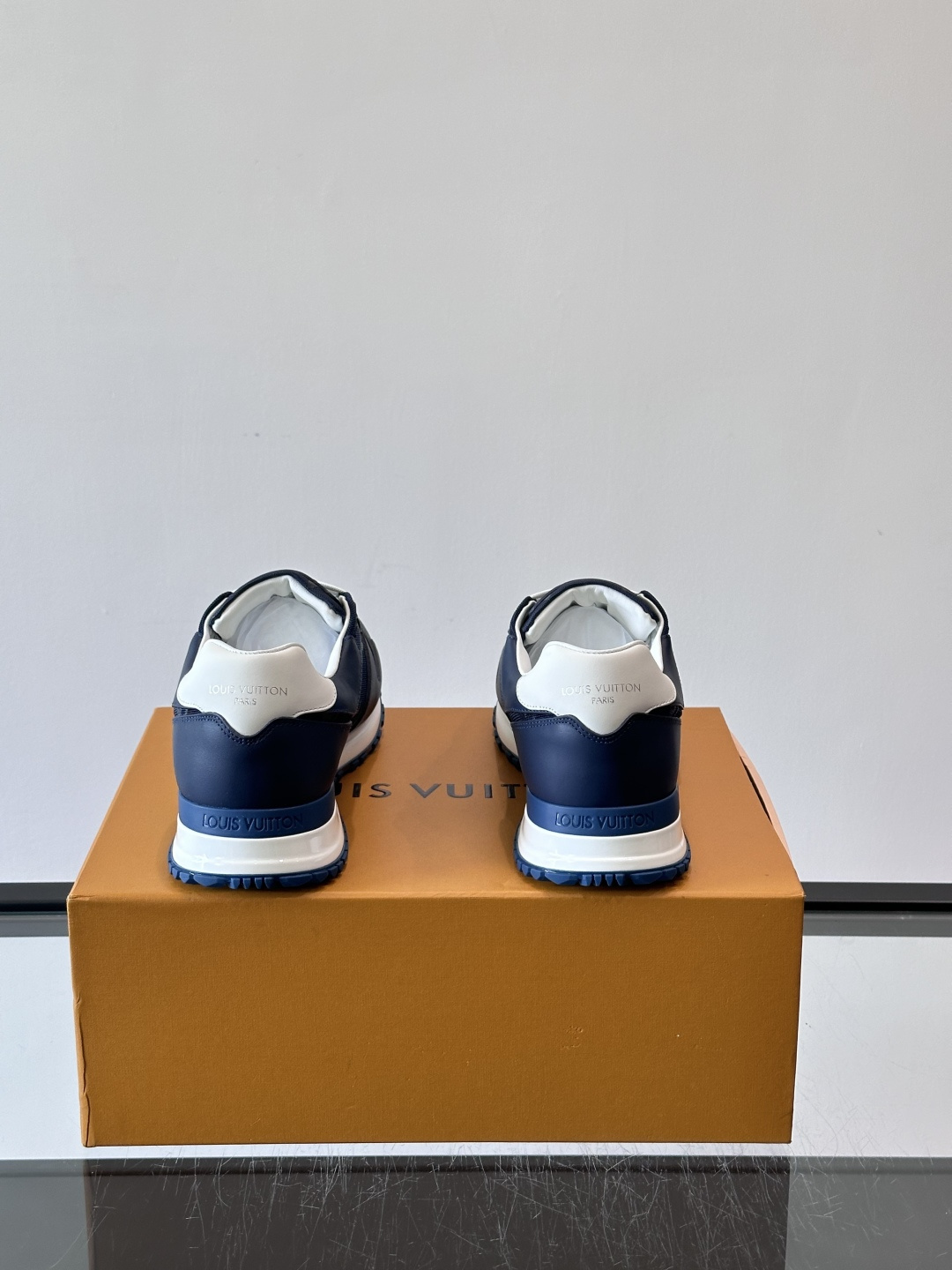 🖤LV Run Away男士运动鞋，头层牛皮+Monogram压纹，质感细腻又耐用。鞋底发泡+橡胶，轻盈