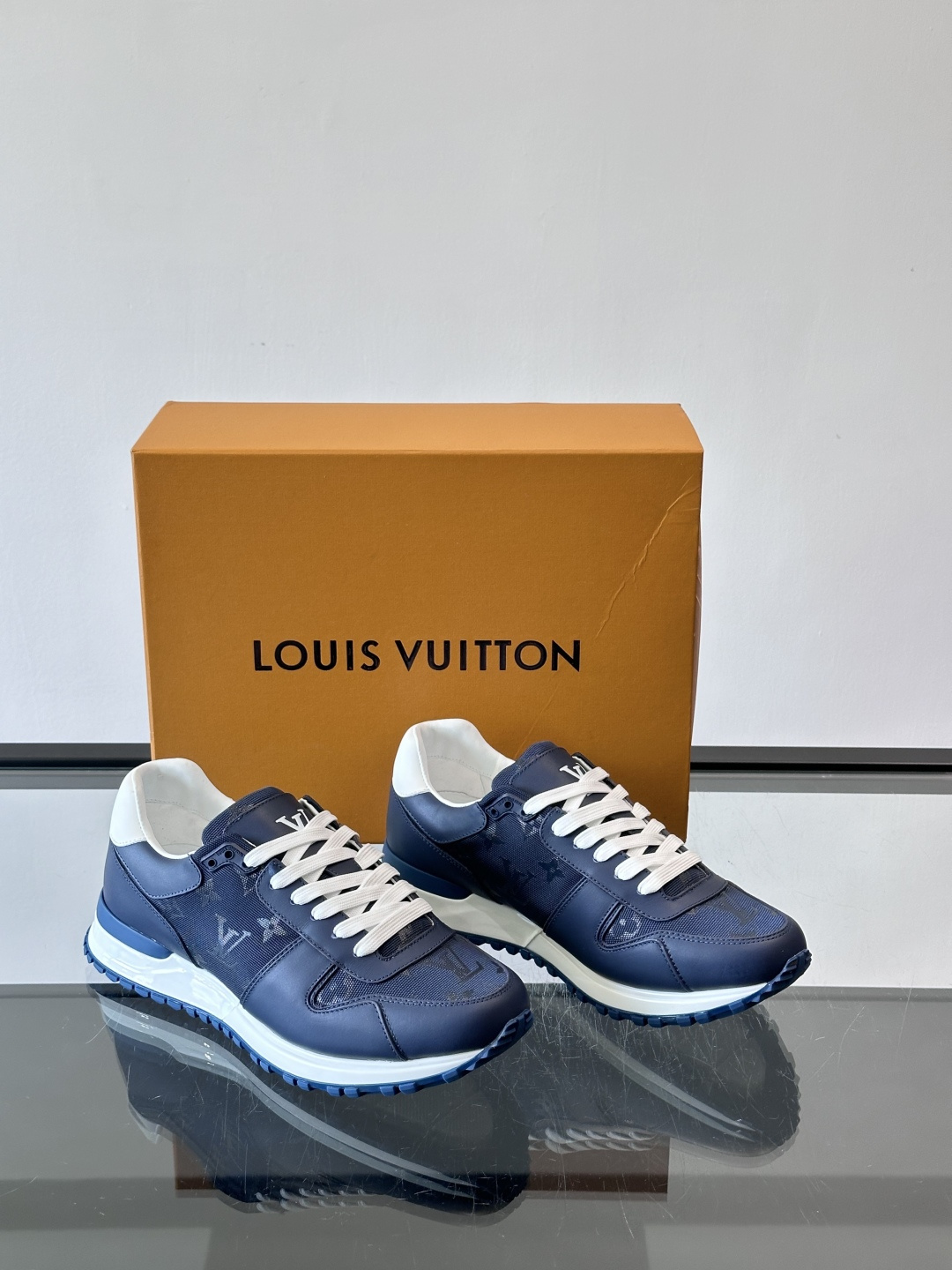 🖤LV Run Away男士运动鞋，头层牛皮+Monogram压纹，质感细腻又耐用。鞋底发泡+橡胶，轻盈