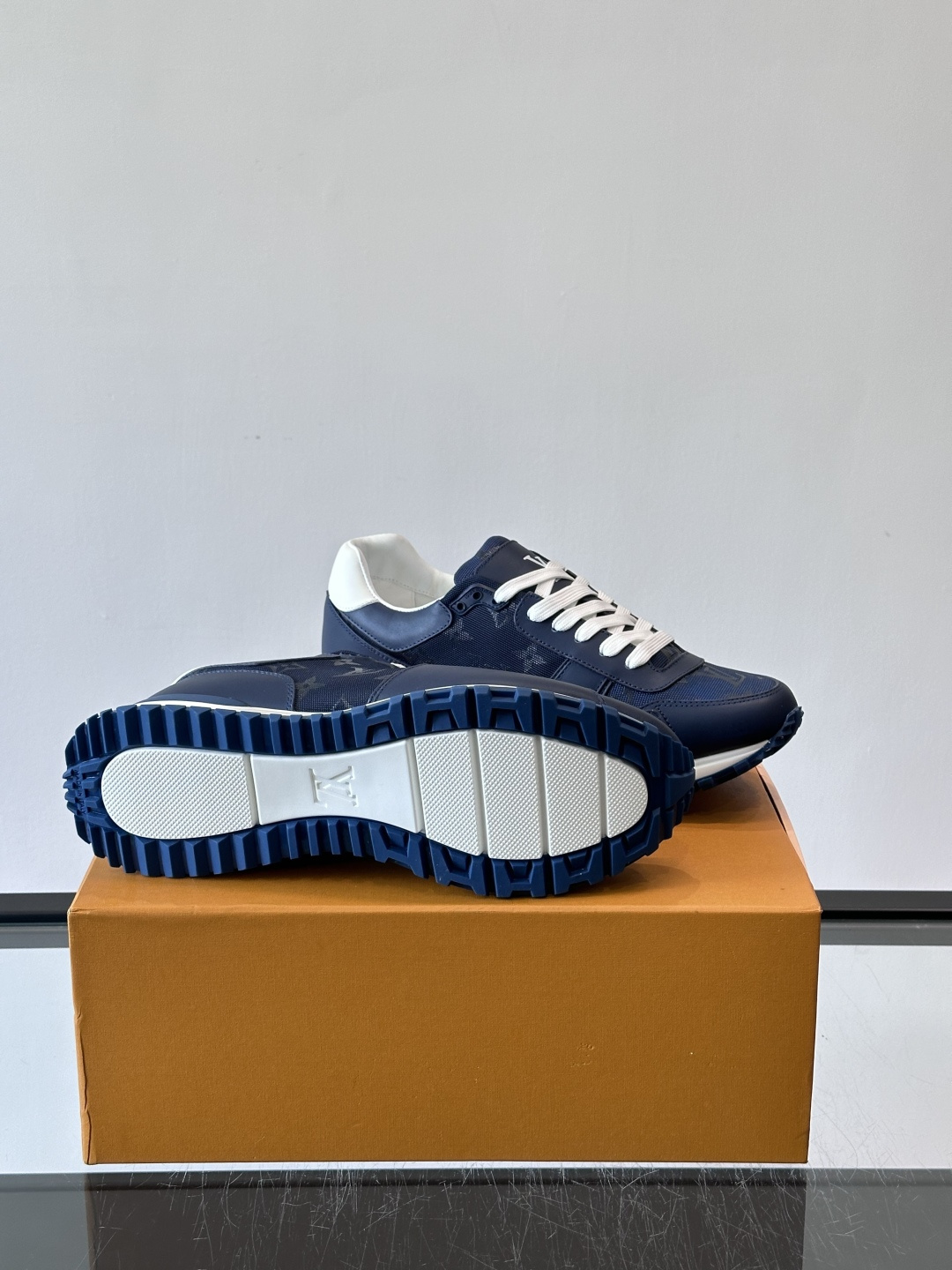 🖤LV Run Away男士运动鞋，头层牛皮+Monogram压纹，质感细腻又耐用。鞋底发泡+橡胶，轻盈