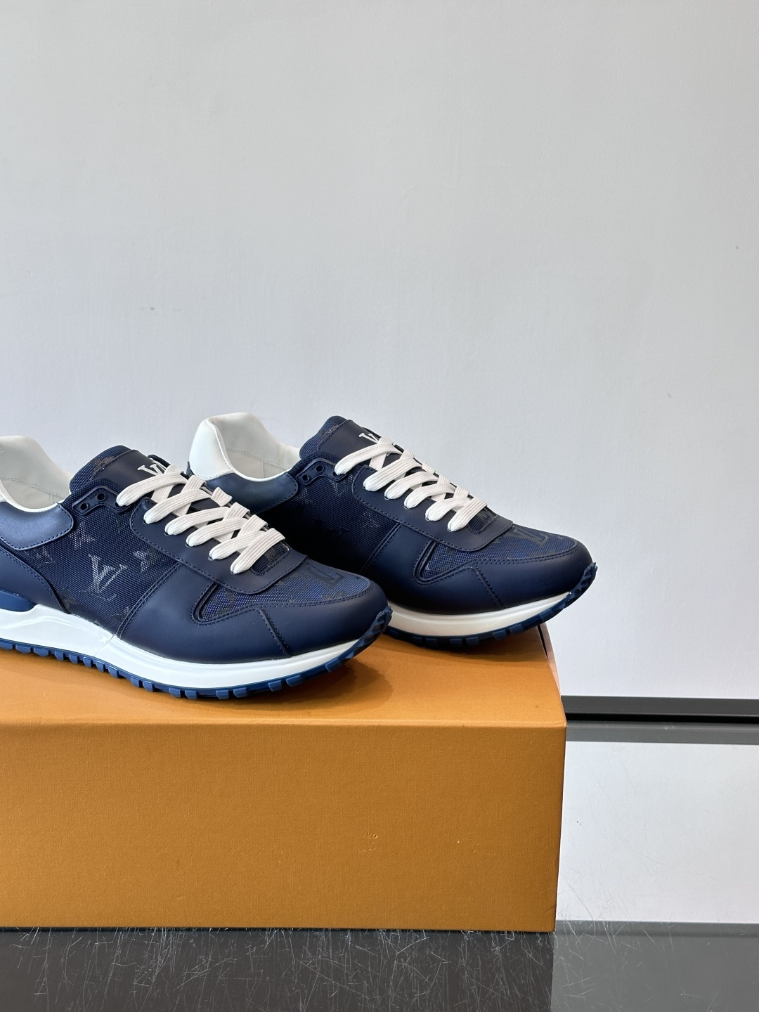 🖤LV Run Away男士运动鞋，头层牛皮+Monogram压纹，质感细腻又耐用。鞋底发泡+橡胶，轻盈