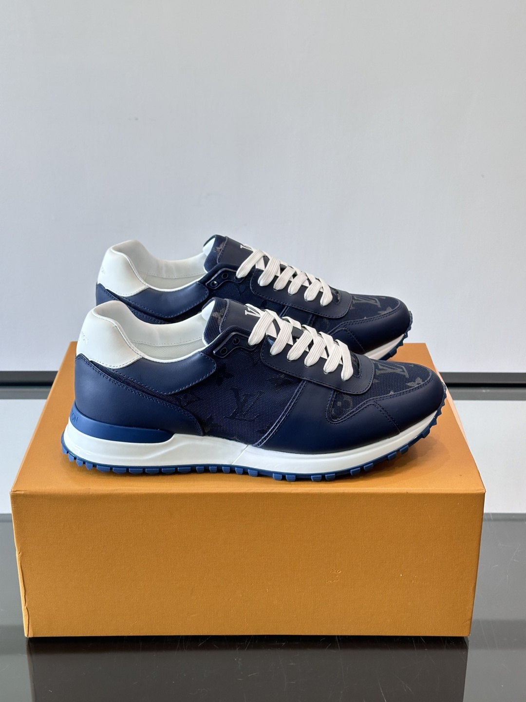 🖤LV Run Away男士运动鞋，头层牛皮+Monogram压纹，质感细腻又耐用。鞋底发泡+橡胶，轻盈