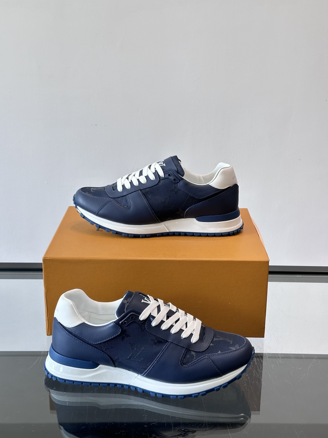 🖤LV Run Away男士运动鞋，头层牛皮+Monogram压纹，质感细腻又耐用。鞋底发泡+橡胶，轻盈