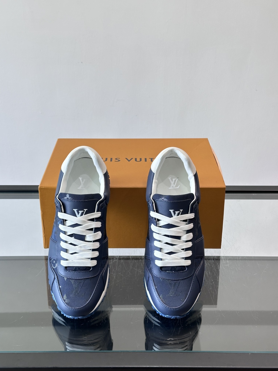 🖤LV Run Away男士运动鞋，头层牛皮+Monogram压纹，质感细腻又耐用。鞋底发泡+橡胶，轻盈