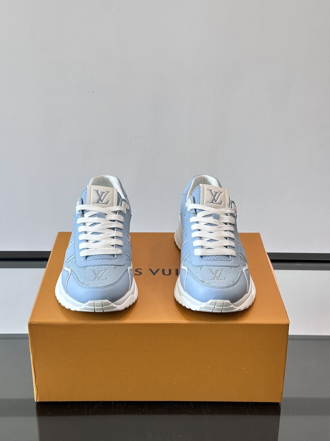 🖤LV Run Away男士运动鞋，头层牛皮+Monogram压纹，质感细腻又耐用。鞋底发泡+橡胶，轻盈