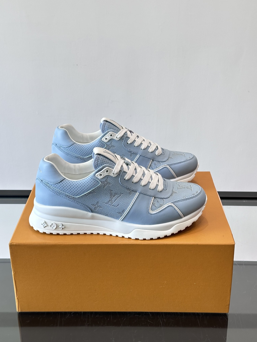 🖤LV Run Away男士运动鞋，头层牛皮+Monogram压纹，质感细腻又耐用。鞋底发泡+橡胶，轻盈