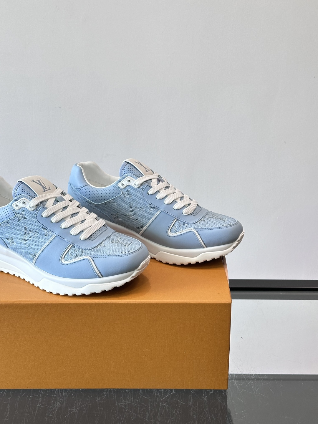 🖤LV Run Away男士运动鞋，头层牛皮+Monogram压纹，质感细腻又耐用。鞋底发泡+橡胶，轻盈