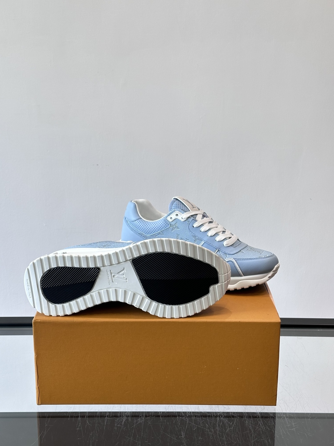 🖤LV Run Away男士运动鞋，头层牛皮+Monogram压纹，质感细腻又耐用。鞋底发泡+橡胶，轻盈