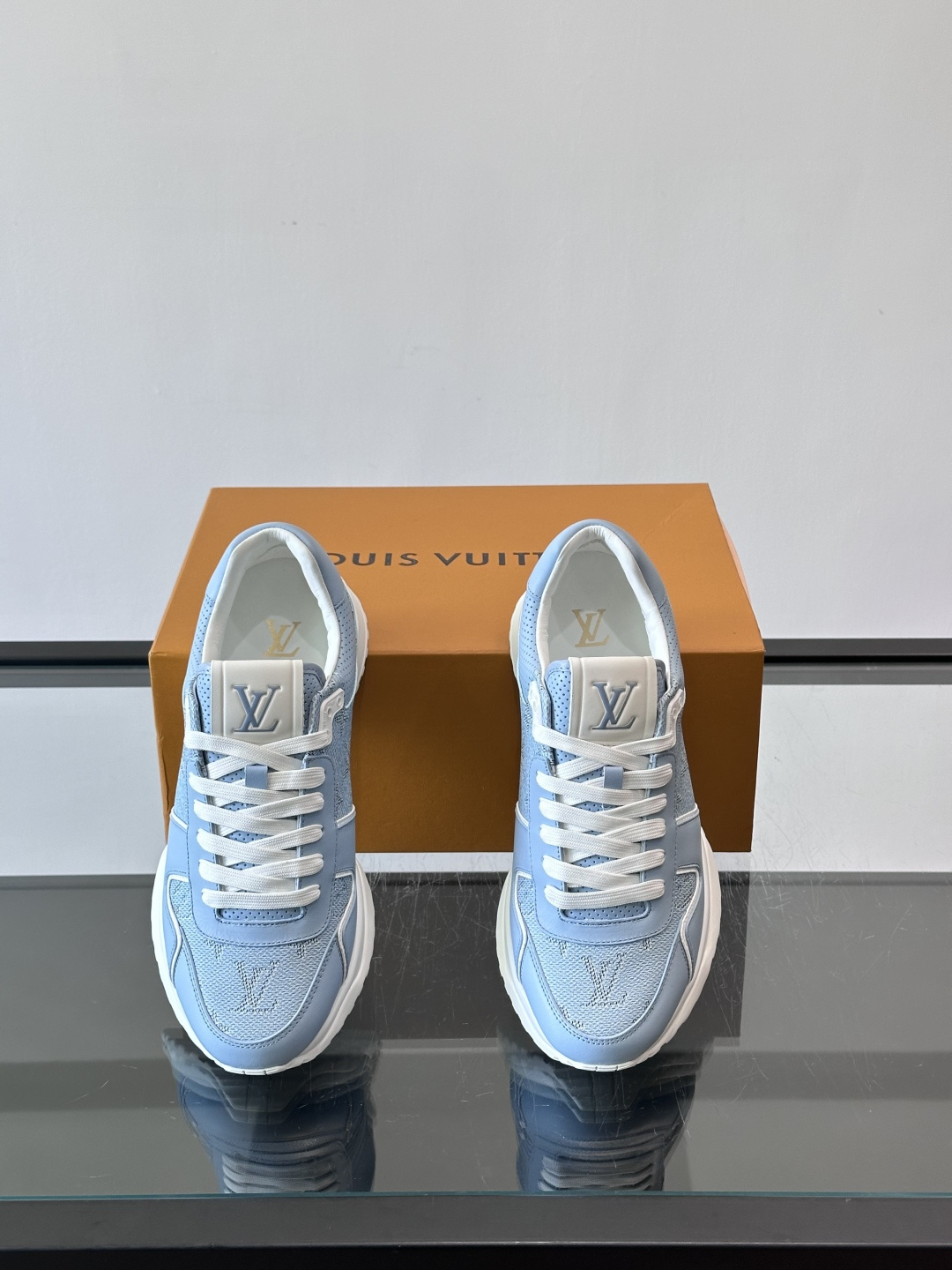 🖤LV Run Away男士运动鞋，头层牛皮+Monogram压纹，质感细腻又耐用。鞋底发泡+橡胶，轻盈