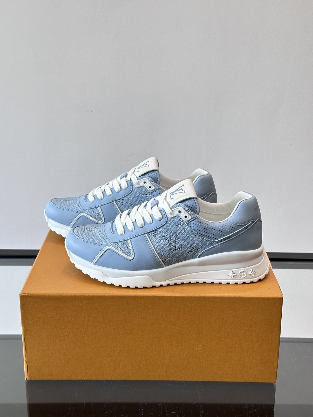 🖤LV Run Away男士运动鞋，头层牛皮+Monogram压纹，质感细腻又耐用。鞋底发泡+橡胶，轻盈