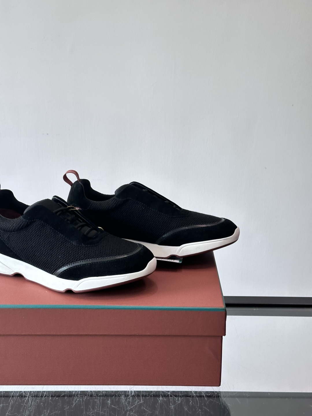 Loro Piana Modular Walk休闲鞋，羊毛针织+牛反绒拼接，质感细腻又高级。高弹乳胶鞋垫