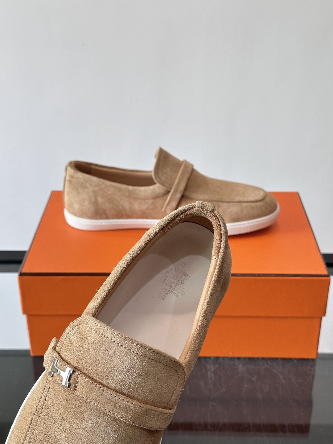 爱马仕Job乐福鞋，麂皮+金属H扣，低调又有辨识度。橡胶鞋底轻便耐磨，日常通勤、休闲都OK！一脚蹬设计超