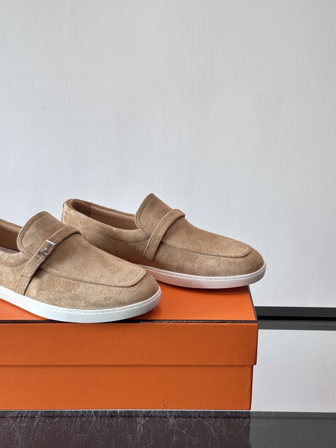 爱马仕Job乐福鞋，麂皮+金属H扣，低调又有辨识度。橡胶鞋底轻便耐磨，日常通勤、休闲都OK！一脚蹬设计超