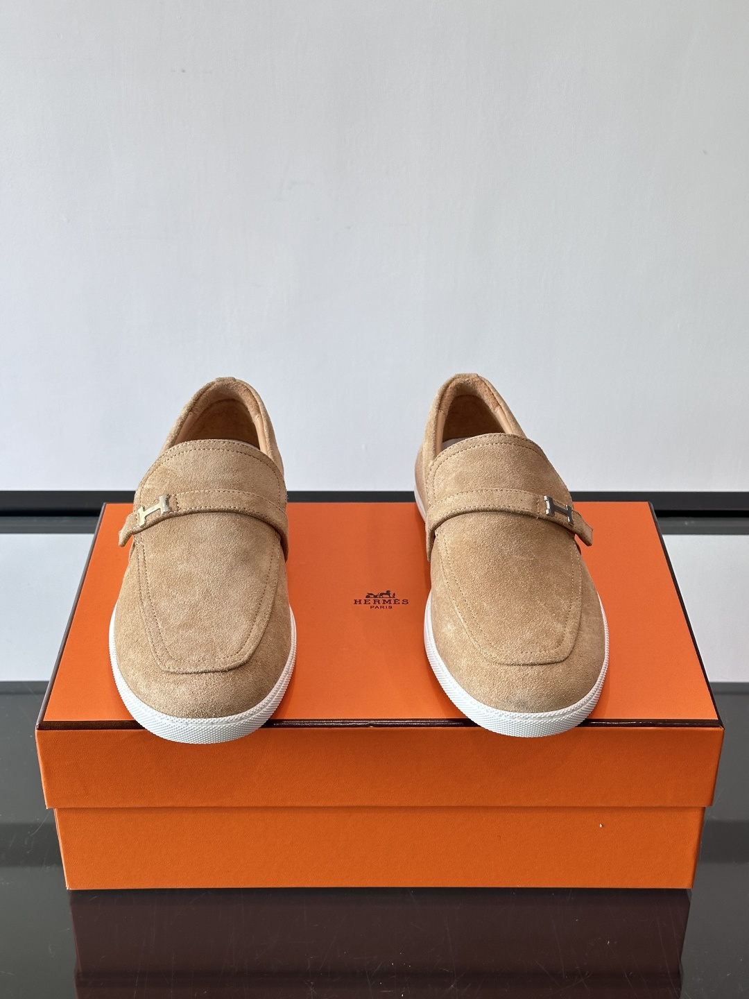 爱马仕Job乐福鞋，麂皮+金属H扣，低调又有辨识度。橡胶鞋底轻便耐磨，日常通勤、休闲都OK！一脚蹬设计超