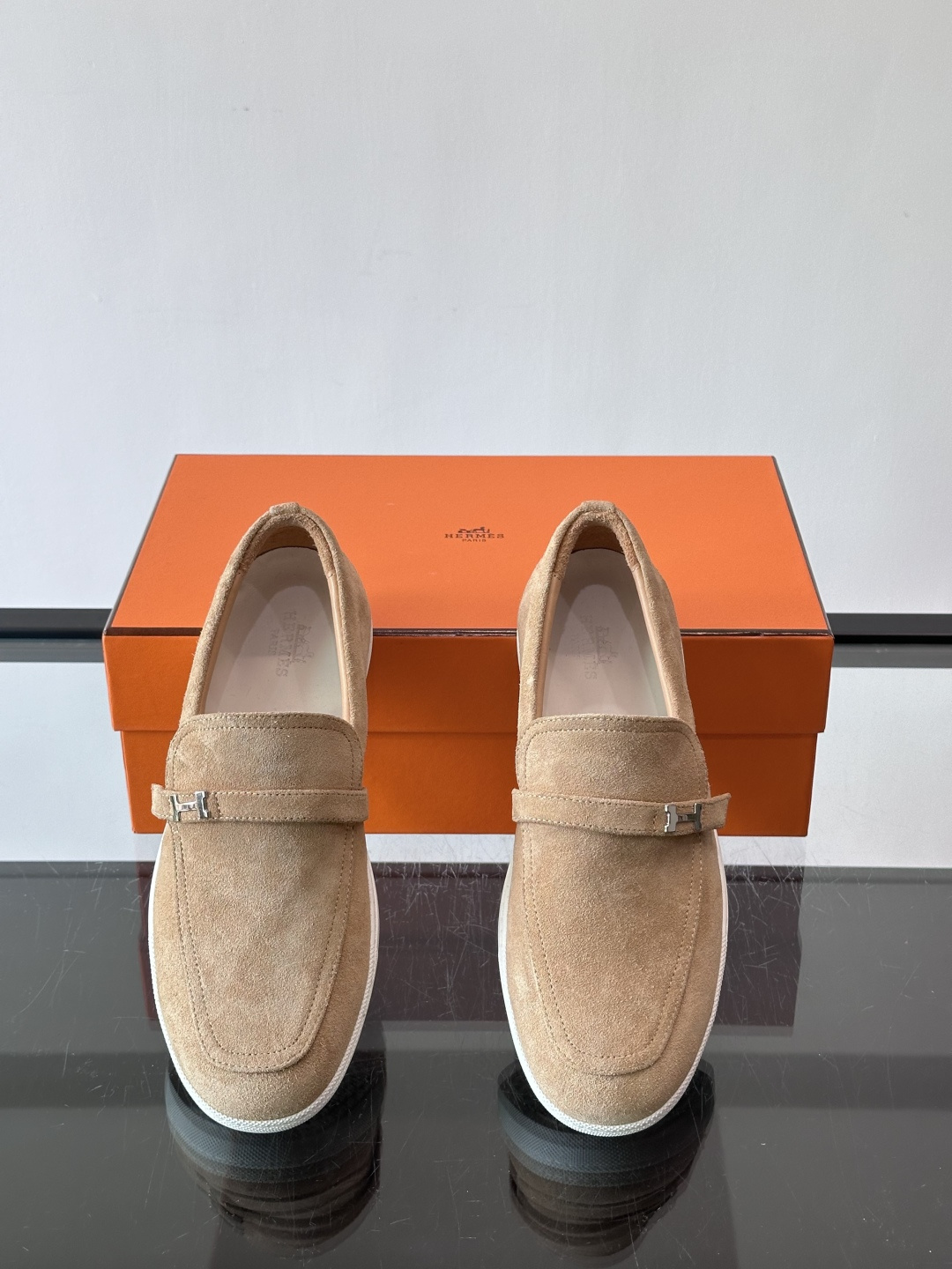 爱马仕Job乐福鞋，麂皮+金属H扣，低调又有辨识度。橡胶鞋底轻便耐磨，日常通勤、休闲都OK！一脚蹬设计超