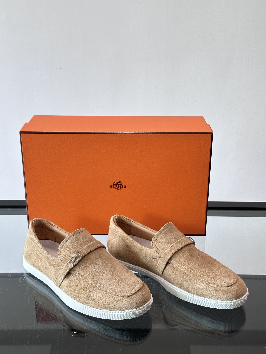 爱马仕Job乐福鞋，麂皮+金属H扣，低调又有辨识度。橡胶鞋底轻便耐磨，日常通勤、休闲都OK！一脚蹬设计超