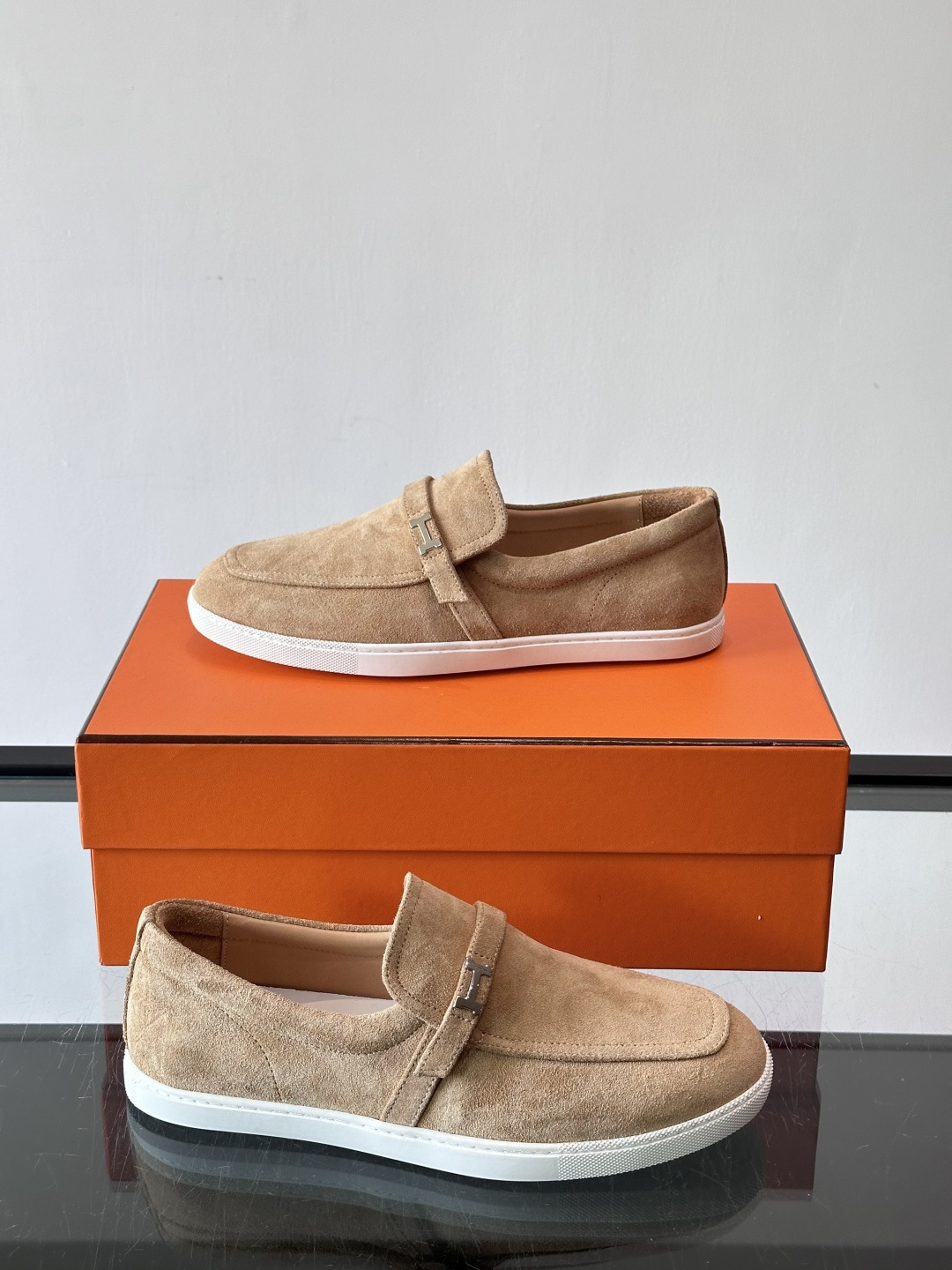 爱马仕Job乐福鞋，麂皮+金属H扣，低调又有辨识度。橡胶鞋底轻便耐磨，日常通勤、休闲都OK！一脚蹬设计超