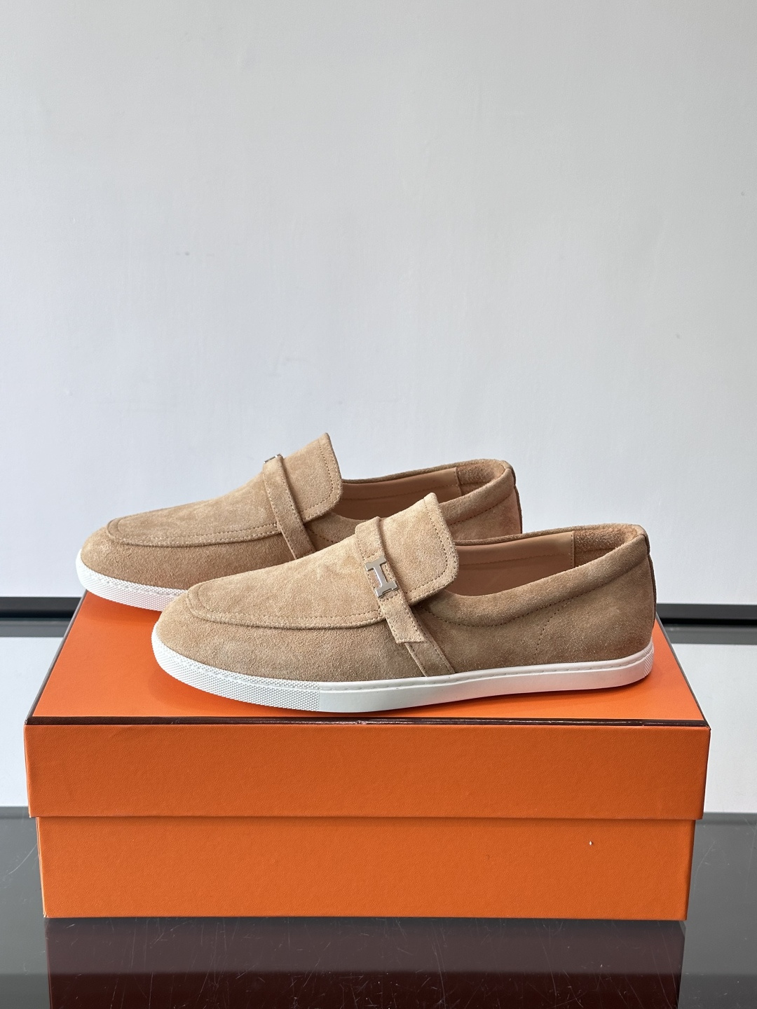 爱马仕Job乐福鞋，麂皮+金属H扣，低调又有辨识度。橡胶鞋底轻便耐磨，日常通勤、休闲都OK！一脚蹬设计超