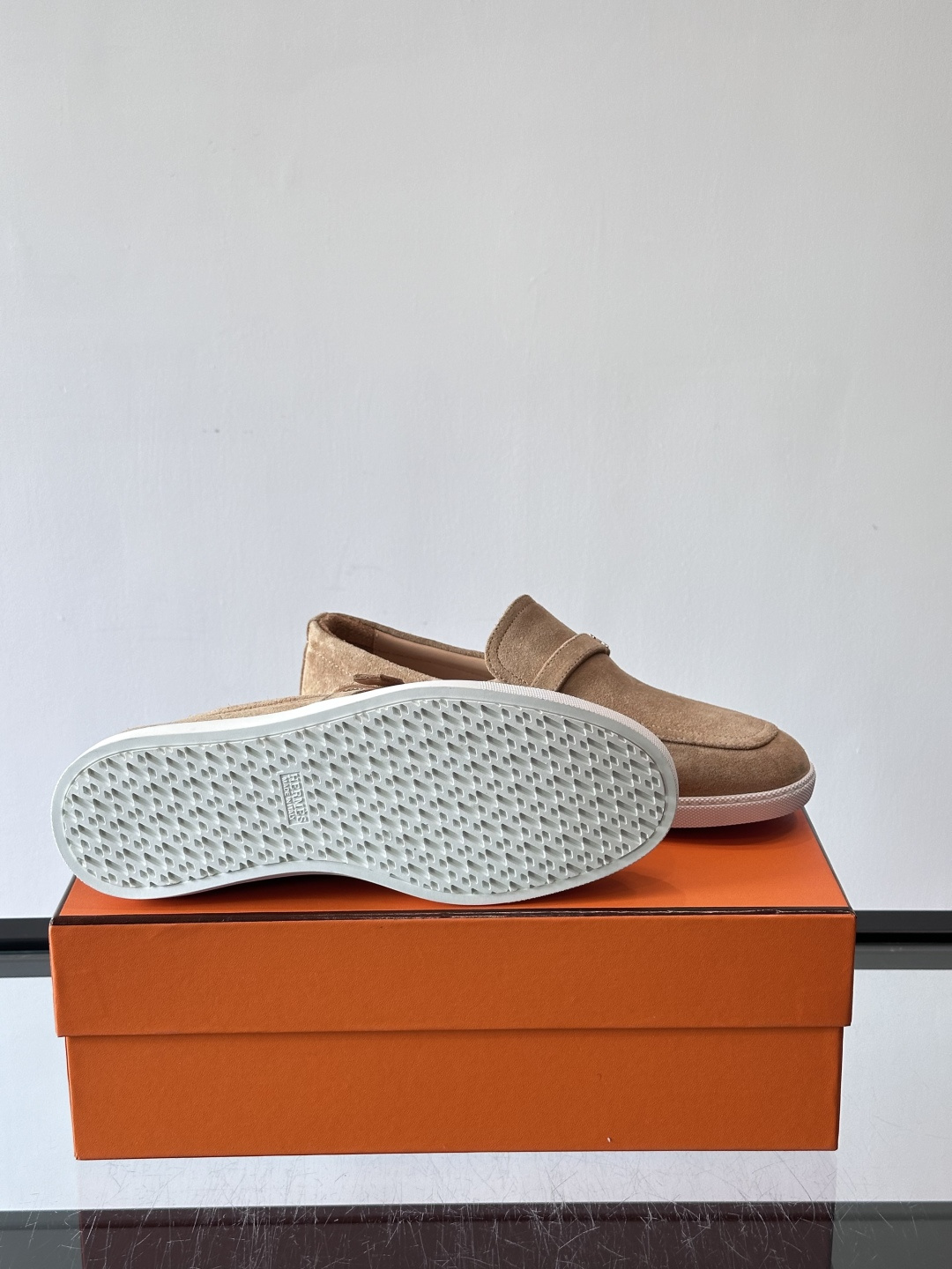 爱马仕Job乐福鞋，麂皮+金属H扣，低调又有辨识度。橡胶鞋底轻便耐磨，日常通勤、休闲都OK！一脚蹬设计超