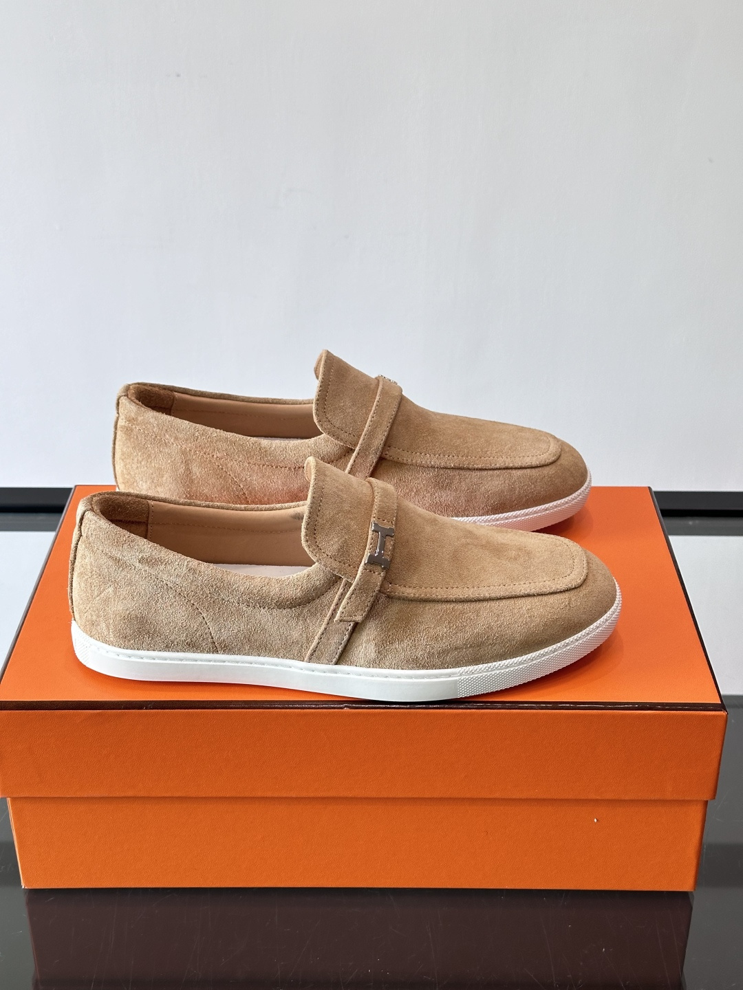 爱马仕Job乐福鞋，麂皮+金属H扣，低调又有辨识度。橡胶鞋底轻便耐磨，日常通勤、休闲都OK！一脚蹬设计超