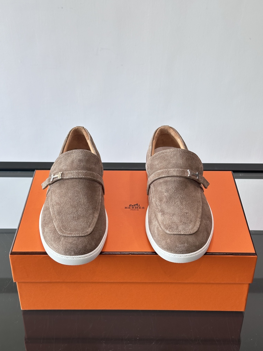 爱马仕Job乐福鞋，麂皮+金属H扣，低调又有辨识度。橡胶鞋底轻便耐磨，日常通勤、休闲都OK！一脚蹬设计超