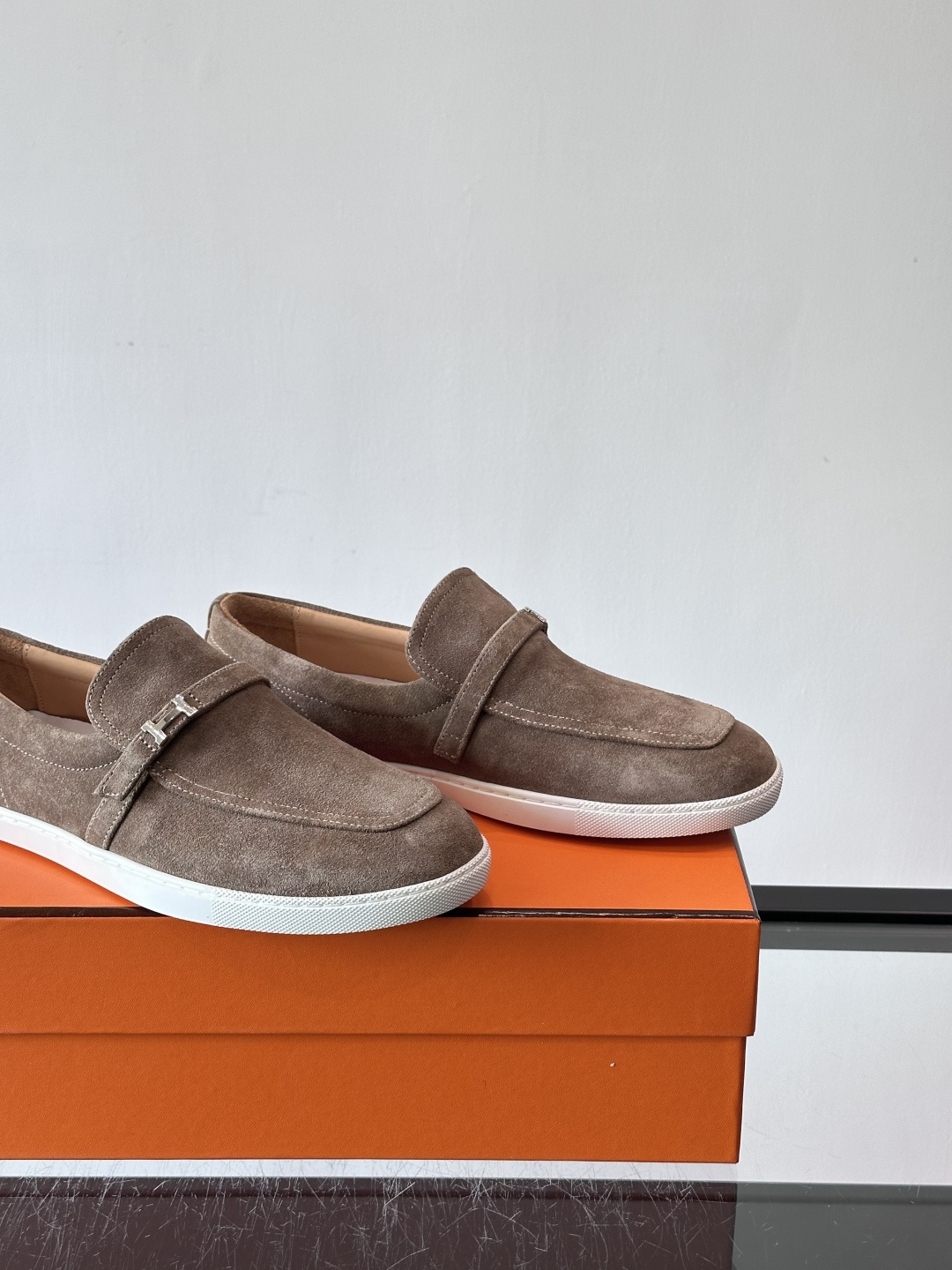 爱马仕Job乐福鞋，麂皮+金属H扣，低调又有辨识度。橡胶鞋底轻便耐磨，日常通勤、休闲都OK！一脚蹬设计超