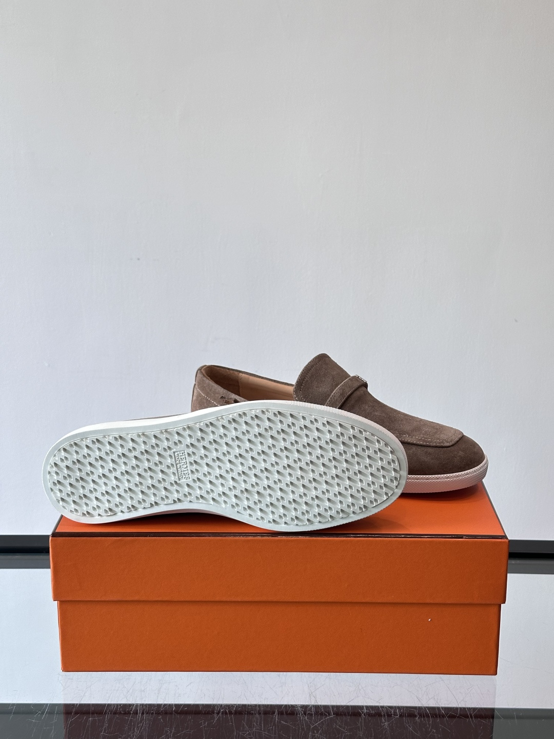 爱马仕Job乐福鞋，麂皮+金属H扣，低调又有辨识度。橡胶鞋底轻便耐磨，日常通勤、休闲都OK！一脚蹬设计超