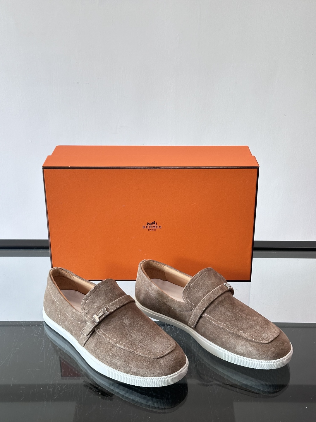 爱马仕Job乐福鞋，麂皮+金属H扣，低调又有辨识度。橡胶鞋底轻便耐磨，日常通勤、休闲都OK！一脚蹬设计超